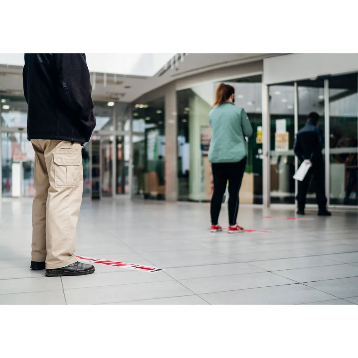 Tesa Absperrband Abstand halten rot-weiß 50m x 50mm